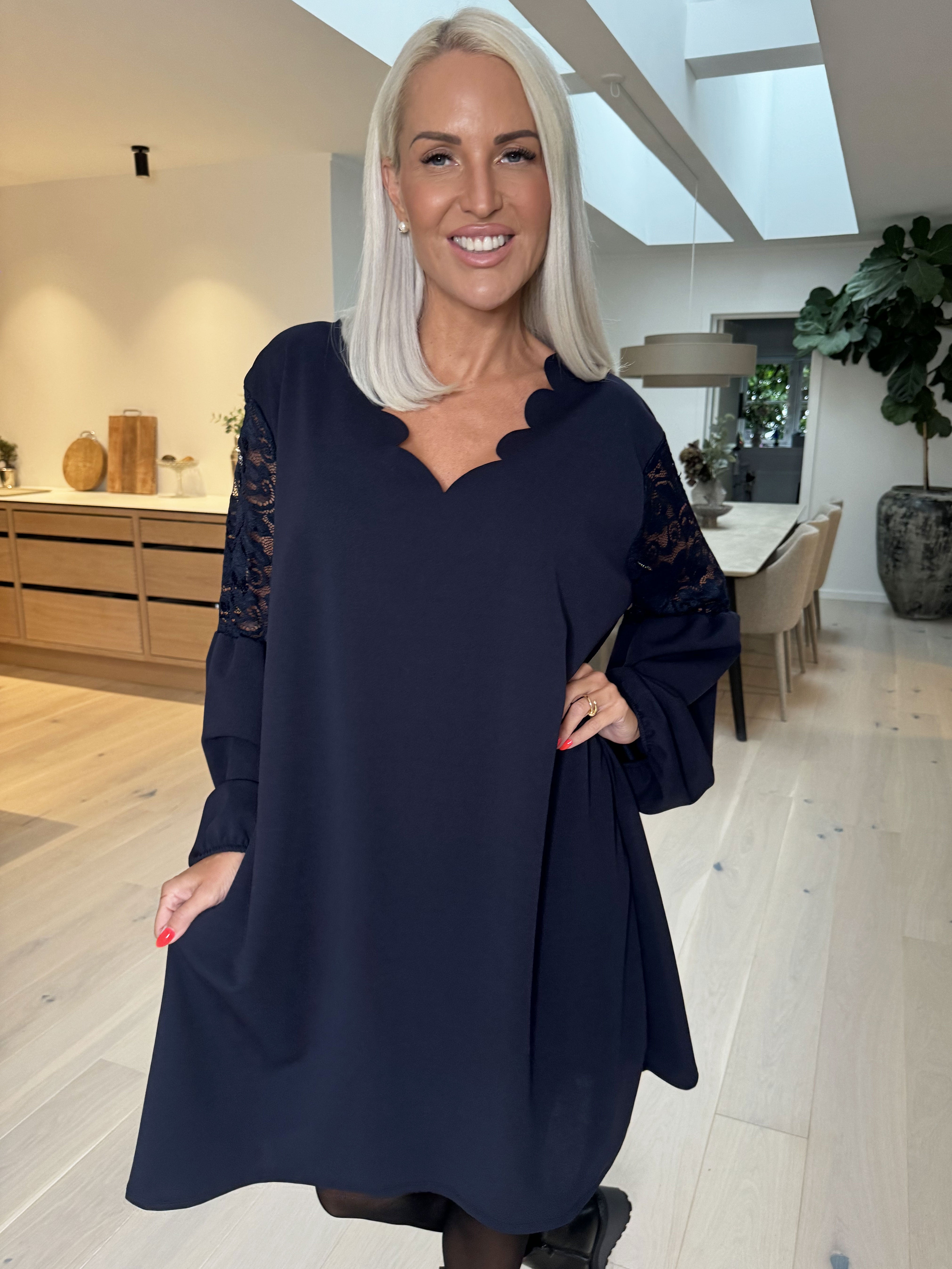 Romance - Fin kjole med blondeærmer